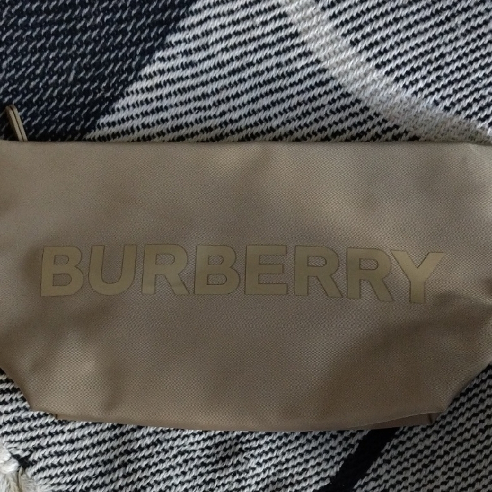 🎄NWOT Burberry Tan cosmetics Bag